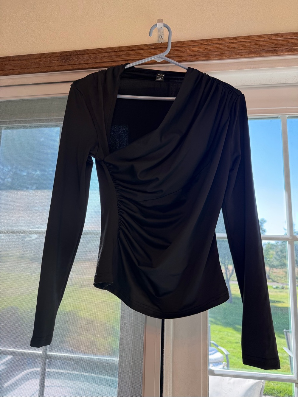 SHEIN Black Draped Ruched Long-Sleeve Top. Bin 76